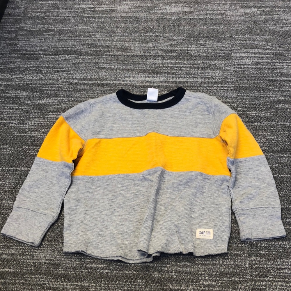 GAP 2T long sleeved shirt. Excellent condition!
